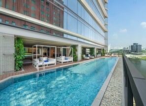 Outdoor pool - Hilton Saigon (Ho Chi Minh City)