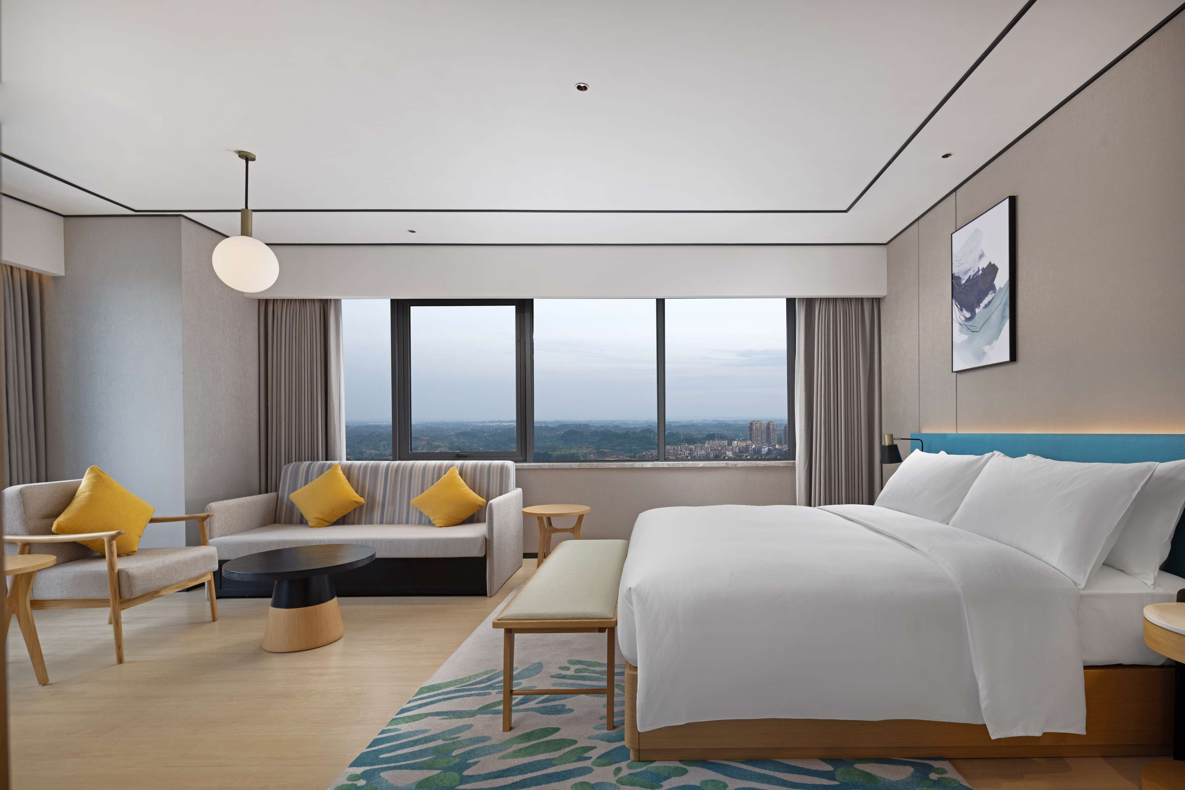 Family Room, 1 King Bed | Living area