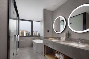 Family Room, 1 King Bed | Bathroom