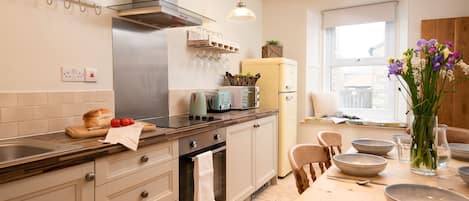 Réfrigérateur, four à micro-ondes, un four, surface de cuisson