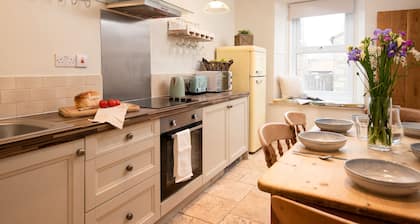 Hexham Cottage - Seahouses - sleeps 6 guests in 3 bedrooms