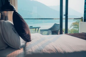 Desk, free WiFi, bed sheets - Jade City Hotel (Pokhara)