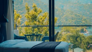 Desk, WiFi (free), bed sheets - Jade City Hotel (Pokhara)