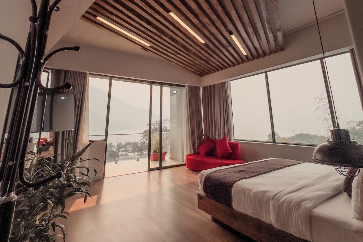 Suite de lujo, 1 cama de matrimonio grande, balcón, vistas al lago | 1 dormitorio, escritorio, wifi gratis y ropa de cama