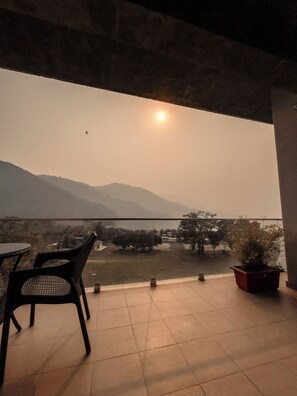 Desk, free WiFi, bed sheets - Jade City Hotel (Pokhara)