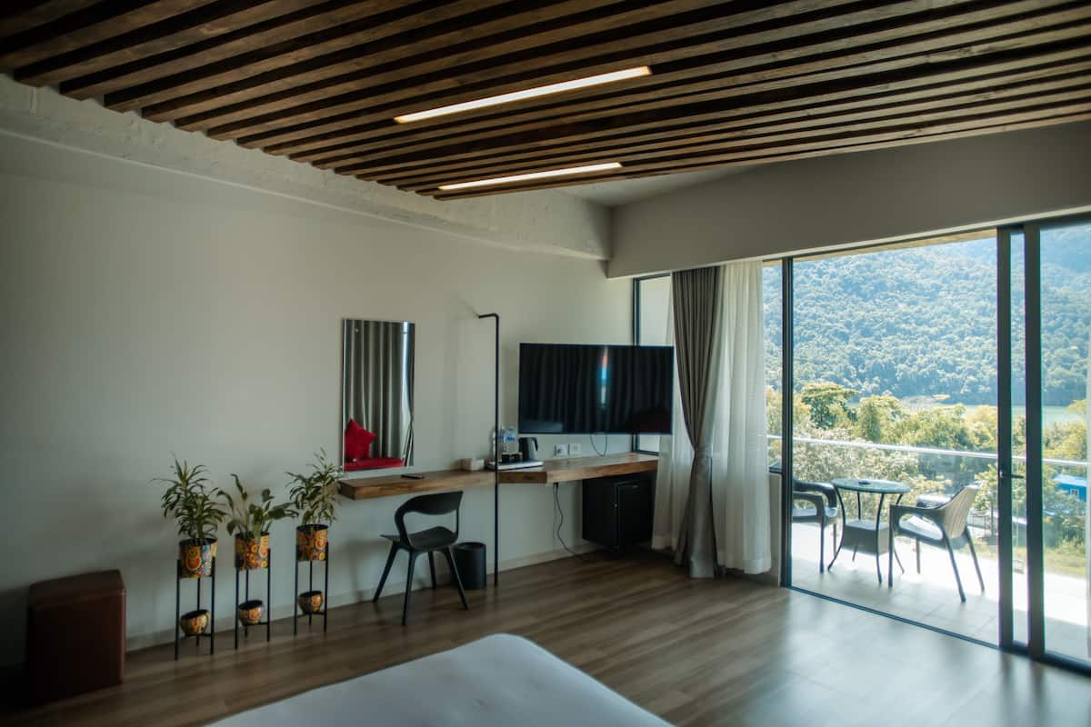 Habitación doble superior, no fumadores, vistas al lago | 1 dormitorio, escritorio, wifi gratis y ropa de cama