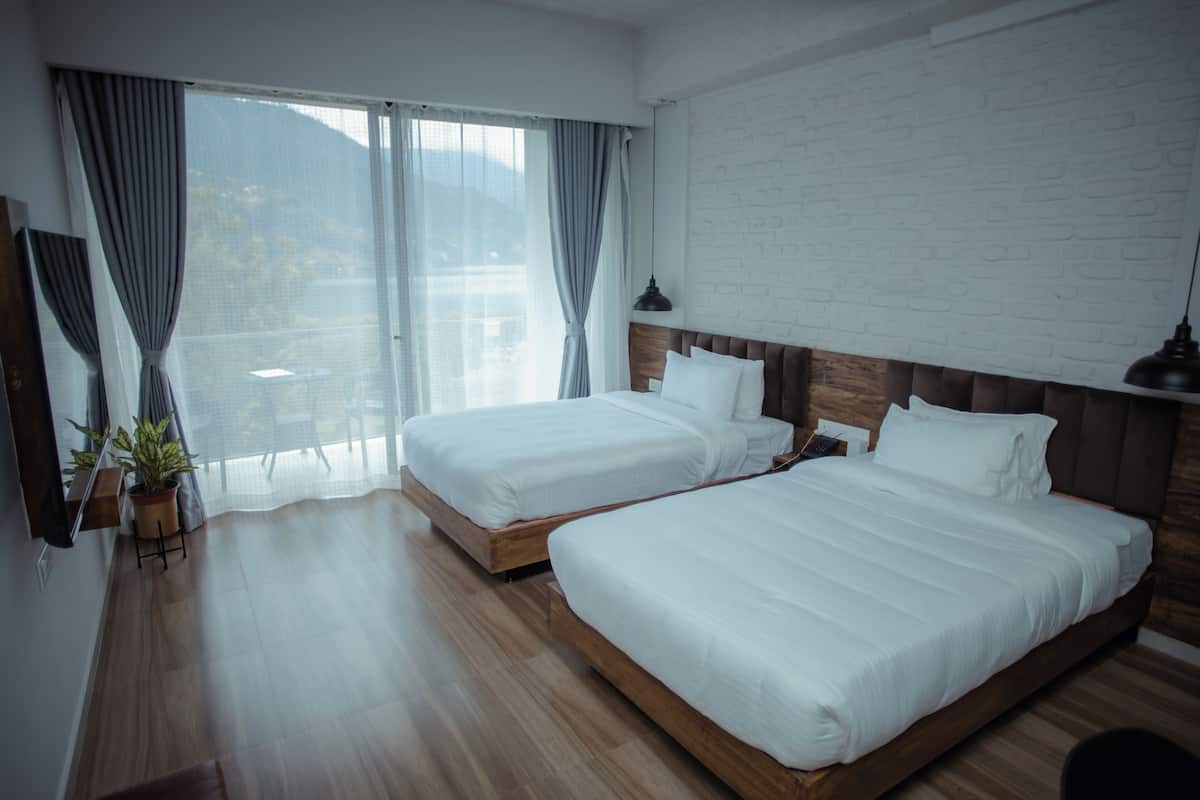 Habitación superior con 2 camas individuales | 1 dormitorio, escritorio, wifi gratis y ropa de cama