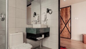 Shower, rainfall showerhead, free toiletries, hair dryer - Jade City Hotel (Pokhara)