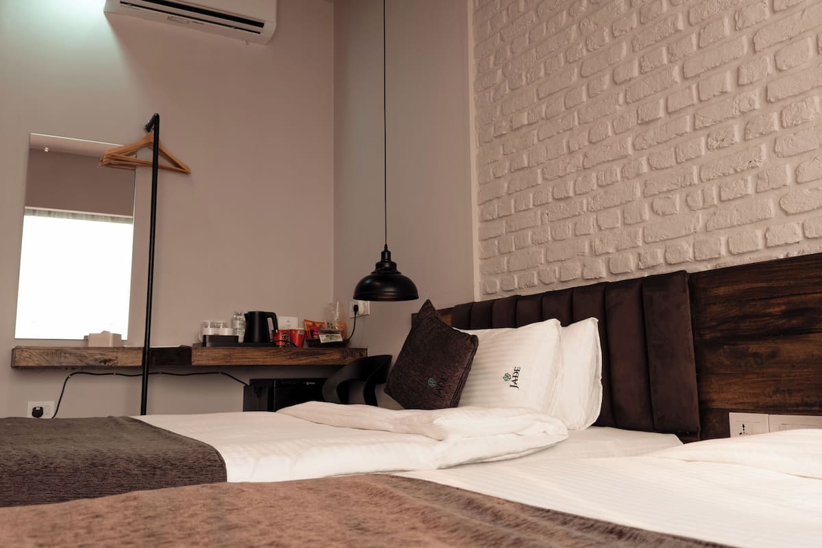 Habitación estándar con 2 camas individuales, 2 habitaciones, balcón, vistas a la ciudad | 1 dormitorio, escritorio, wifi gratis y ropa de cama