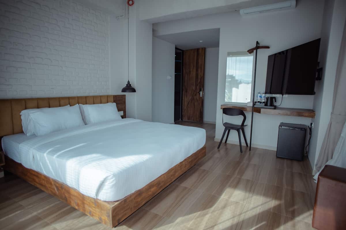 Habitación Deluxe doble, 1 habitación, balcón, vistas a la ciudad | 1 dormitorio, escritorio, wifi gratis y ropa de cama