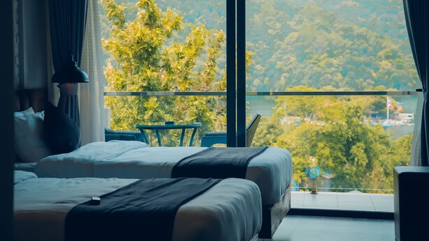 Desk, WiFi (free), bed sheets - Jade City Hotel (Pokhara)