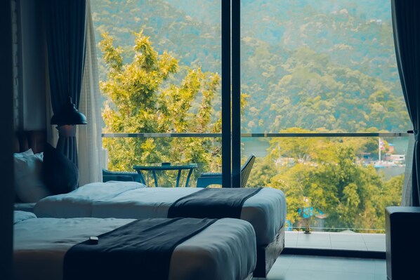 Desk, free WiFi, bed sheets - Jade City Hotel (Pokhara)