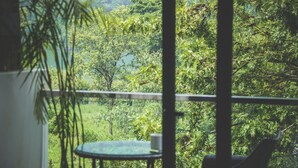 Desk, WiFi (free), bed sheets - Jade City Hotel (Pokhara)