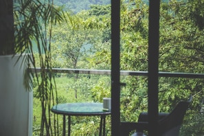 Desk, free WiFi, bed sheets - Jade City Hotel (Pokhara)