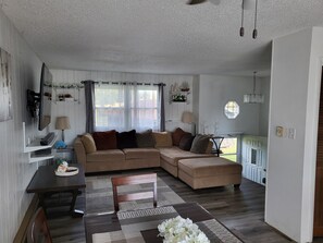 Smart-TV, peis, DVD-spiller og bøker