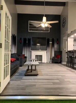 Smart TV, books - Fantasy Island (Memphis)