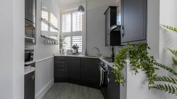 Réfrigérateur, micro-ondes, four, plaque de cuisson