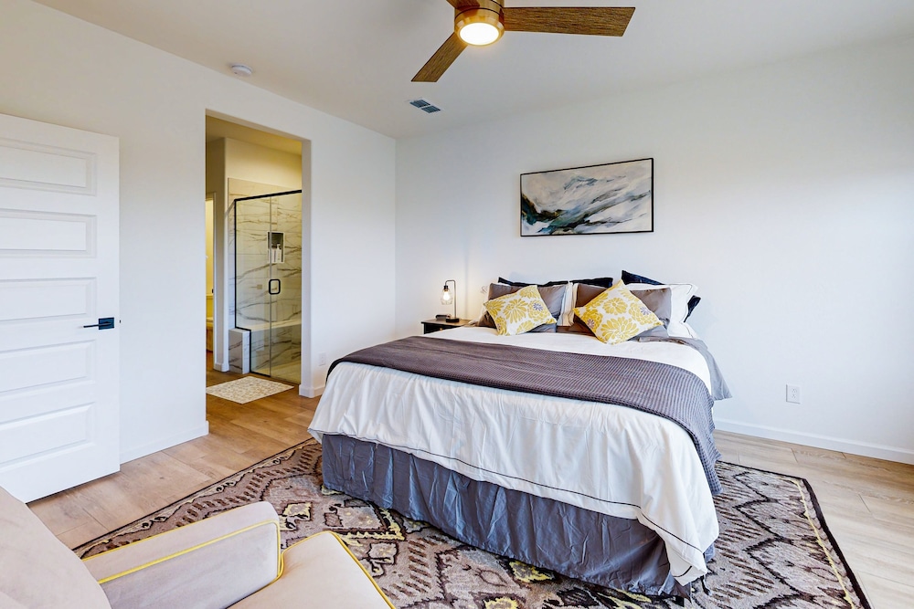 Resort home with mtn views + onsite pools, hot tub, gym, sports & rec