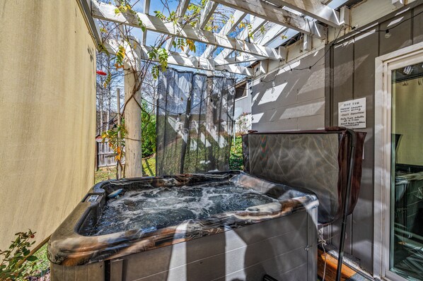 Outdoor spa tub - Lumberjack Family Retreat I Putt Putt I Pool Table I Darts I Hot Tub I Firepit (Sevierville)