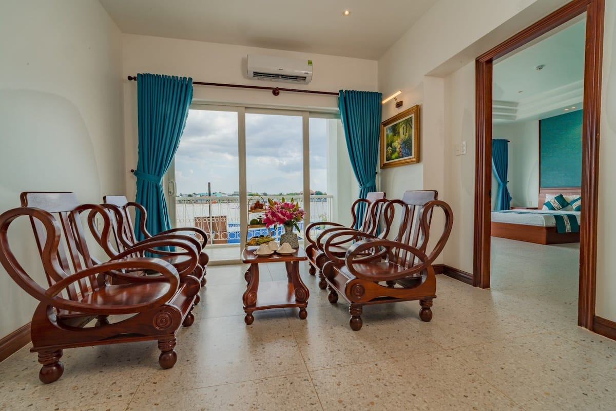 Deluxe Triple Room | Living area | Flat-screen TV
