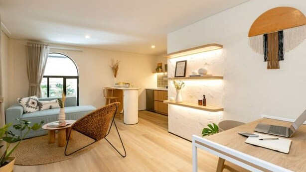 Eine moderne Wohnung mit Wohnbereich, Küche und Essplatz.