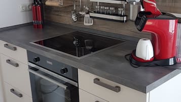 Fridge, stovetop, dishwasher, coffee/tea maker