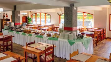 Café da manhã com buffet grátis todos os dias