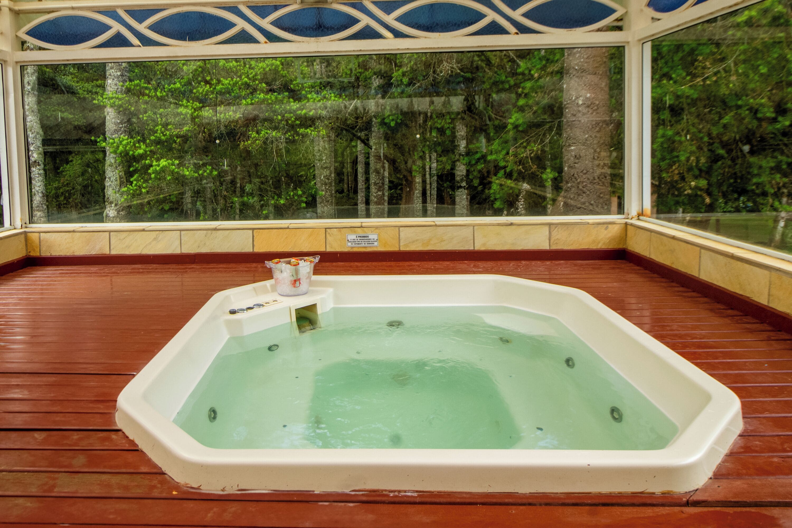 Bañera de hidromasaje al aire libre