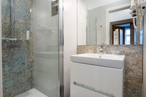 Dusche, Haartrockner, Handtücher, Seife