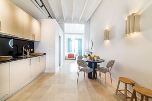 Departamento Deluxe | Área de sala de estar | Smart TV de 50 pulgadas con canales vía satélite 