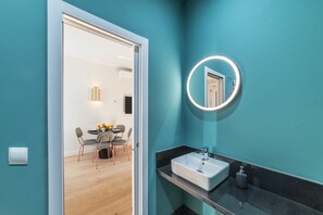 Appartement Supérieur | Salle de bain | Douche, douche à « effet pluie », sÚche-cheveux, serviettes fournies