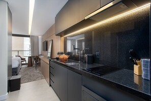 Apartment | Private kitchen | Fridge, microwave, cookware/dishes/utensils - HIT Itaim (São Paulo)