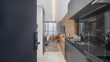 Departamento | Cocina privada | Refrigerador, microondas y utensilios de cocina