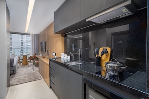 Apartamento | Cozinha privada | Geladeira, micro-ondas, talheres/pratos/utensílios de cozinha
