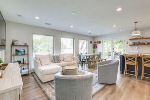 TV - Boat, Fish & Swim: Lake Conroe Home w/ Hot Tub! (Willis)