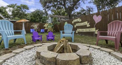 Florida Retro Home minutes from the famous Clearwater Beach and Honeymoon Island