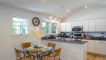 House | 3 bedrooms, desk, iron/ironing board, Internet