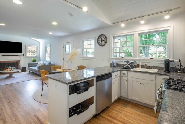 House | 3 bedrooms, desk, iron/ironing board, Internet - Heated Pool Driftwood Cottage by Rovetravel (East Hampton)