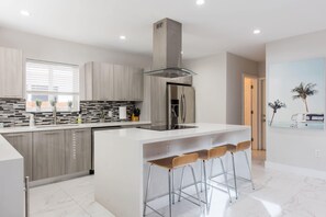 Hus | 4 soverom, skrivebord og internett