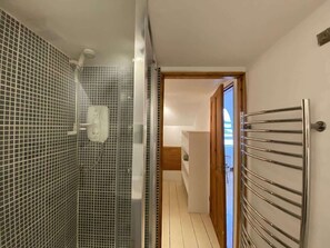 Shower, hair dryer, towels - Frobisher Apartments (Falmouth)