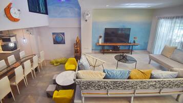 Smart-tv, bordtennisbord, bøger