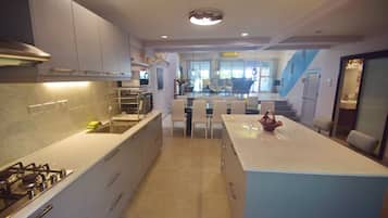 Jääkaappi, mikroaaltouuni, uuni, liesi