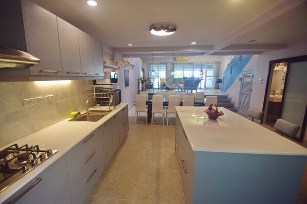 Jääkaappi, mikroaaltouuni, uuni, liesi