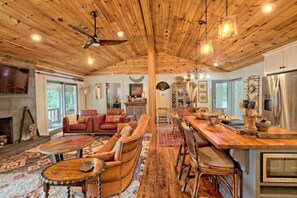 Fireplace - Waterfront and Mountain Views on Lake Chatuge (Hiawassee)