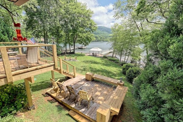 Outdoor dining - Waterfront and Mountain Views on Lake Chatuge (Hiawassee)