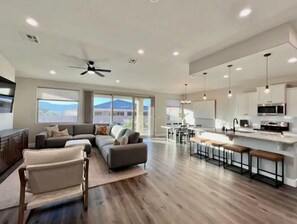 Living area - Beautiful Mesquite Pool House heated pool & spa (Mesquite)