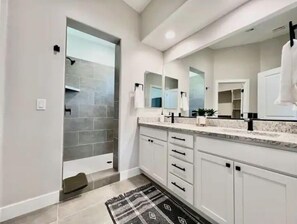 Shower, hair dryer, towels, soap - Beautiful Mesquite Pool House heated pool & spa (Mesquite)