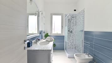 Standard Room | Bathroom | Shower, hydromassage showerhead, hair dryer, bidet