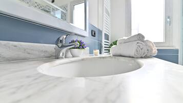 Quarto standard | Banheiro | Chuveiro, ducha de hidromassagem, secador de cabelo, bidê