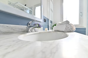 Standard Room | Bathroom